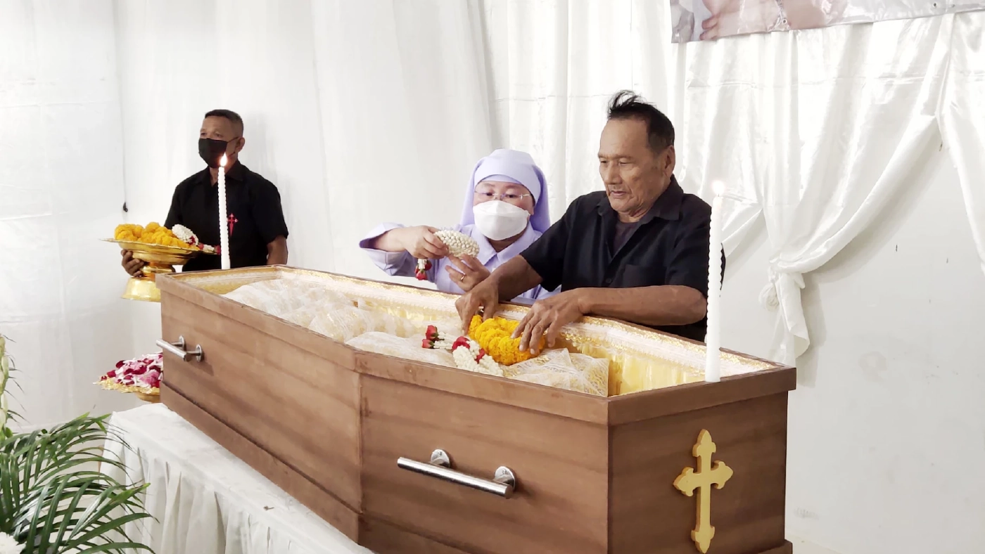 พิธีมิสซาปลงศพ “ครูเจี๊ยบ” ญาติพี่น้อง ร่วมอาลัย