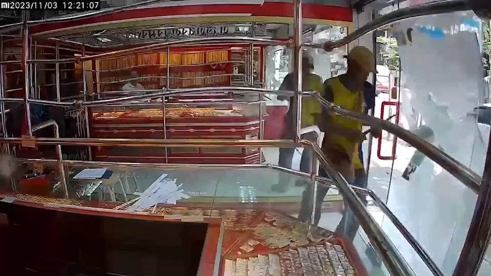 วุ่น ชาวบ้านล้อมจับหนุ่มควงเหล็กแหลมชิงทรัพย์ร้านทอง