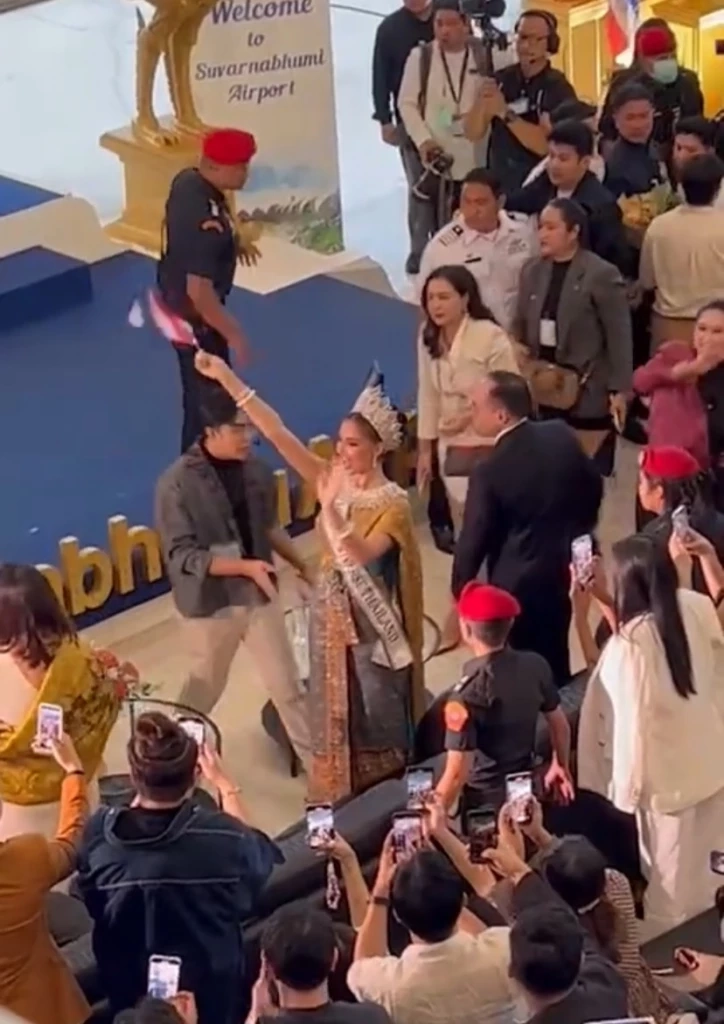 แฟนนางงามแห่ต้อนรับ “แอนโทเนีย” กลับบ้านภาพประวัติศาสตร์ในรอบ 35 ปี