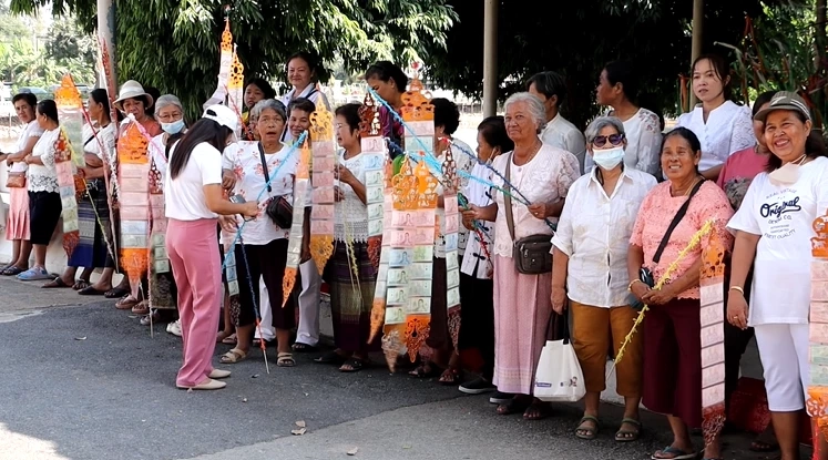 บรรยากาศชาวบ้านมาร่วมทำบุญทอดกฐินที่วัดบางคลาน