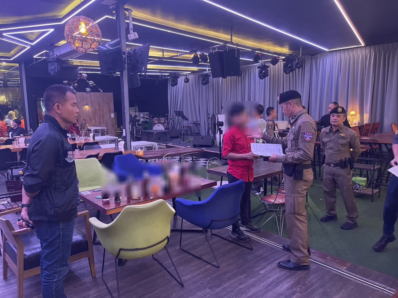 สภ.ช้างเผือก บุกจับผับเปิดเกินเวลา เจอ "จนท.ปกครอง" นั่งดื่มกินในร้าน