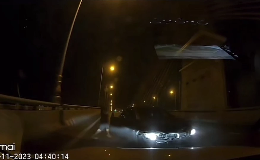 เปิดคลิปหนุ่มคลั่ง ขับรถหรู ไล่หนุ่ม MC แซงได้ย้อนศรพุ่งชน หงายการ์ดป่วยจิต