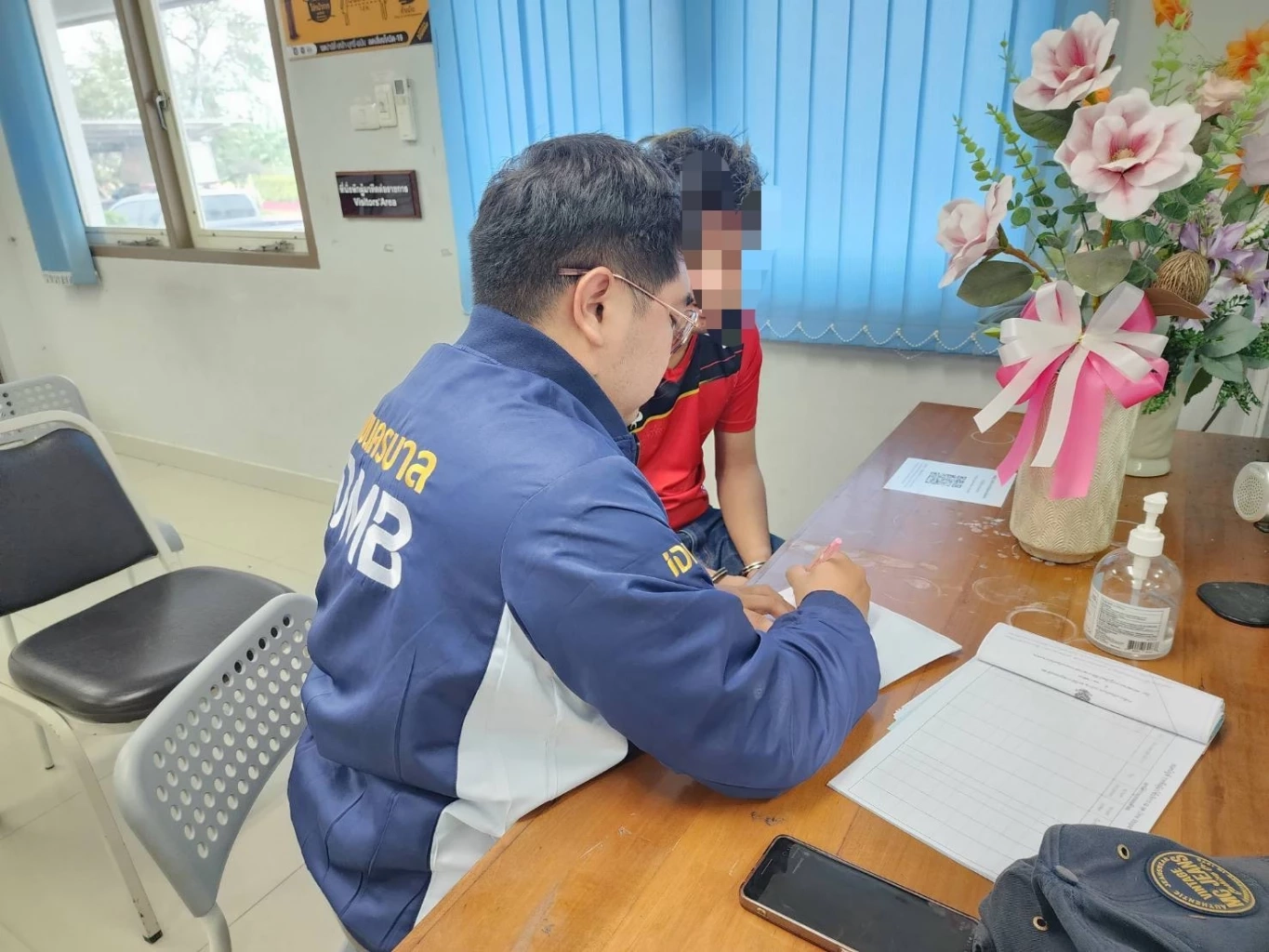 สืบนครบาล รวบ หนุ่มแสบ แอบถ่ายสาวขณะเข้าห้องน้ำในห้างดัง