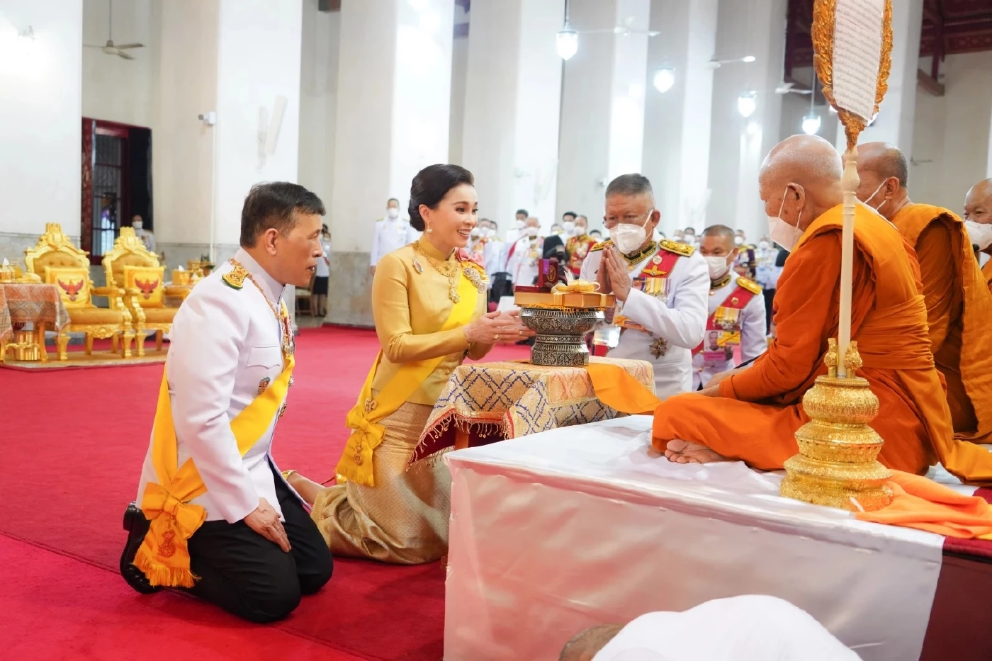 ในหลวง พระราชินี ทรงบำเพ็ญพระราชกุศลถวายผ้าพระกฐิน วัดมหาธาตุ