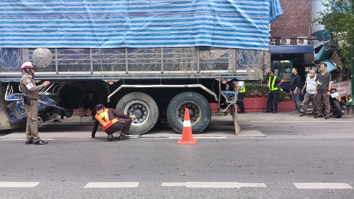 ชัดเจน! สิบล้อขนดินทำถนนสุขุมวิทยุบ บรรทุกน้ำหนักเกินถึง 37 ตัน