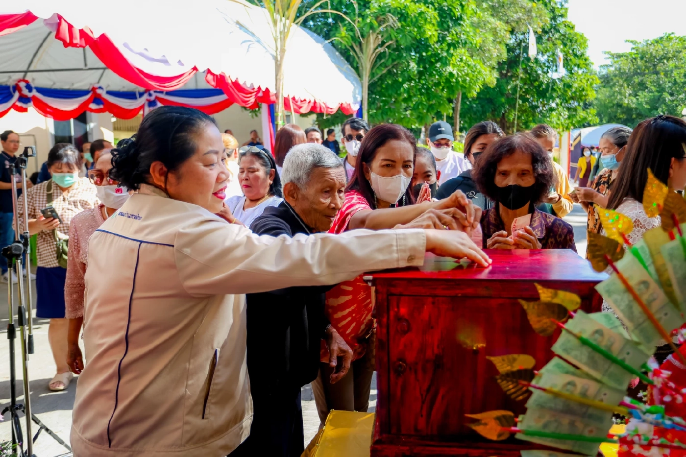 ลุงเนวิน นำชาวบุรีรัมย์ ร่วมทำบุญทอดกฐินโจร 371 วัด ที่ยังไม่มีเจ้าภาพ