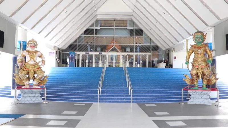 หนุมาน และ กุมภกรรณ ได้ถูกนำไปตั้งไว้ที่หน้าโรงละครศูนย์วัฒนธรรม