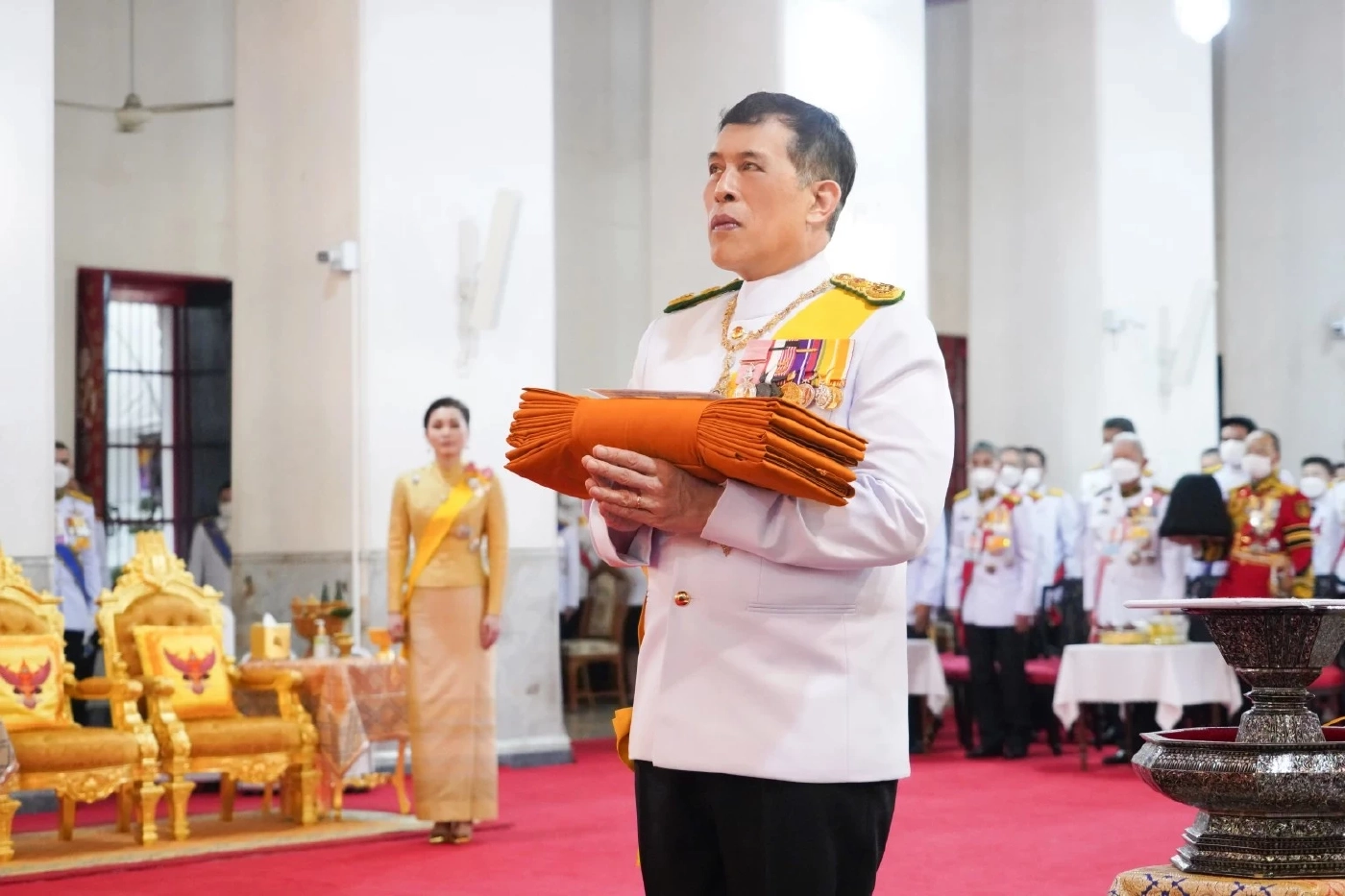 ในหลวง พระราชินี ทรงบำเพ็ญพระราชกุศลถวายผ้าพระกฐิน วัดมหาธาตุ