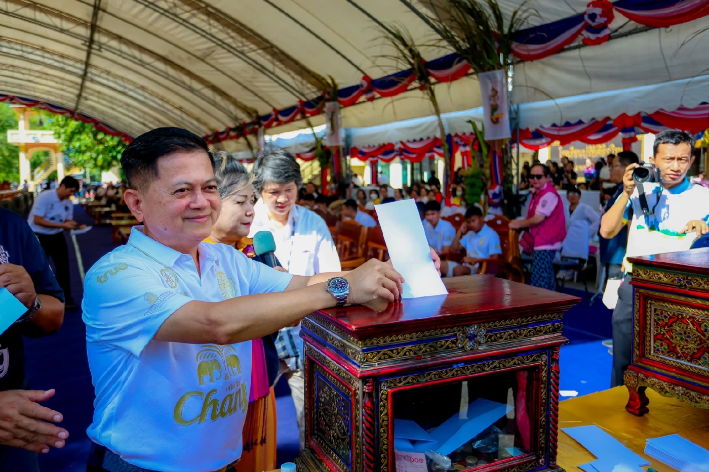 ลุงเนวิน นำชาวบุรีรัมย์ ร่วมทำบุญทอดกฐินโจร 371 วัด ที่ยังไม่มีเจ้าภาพ