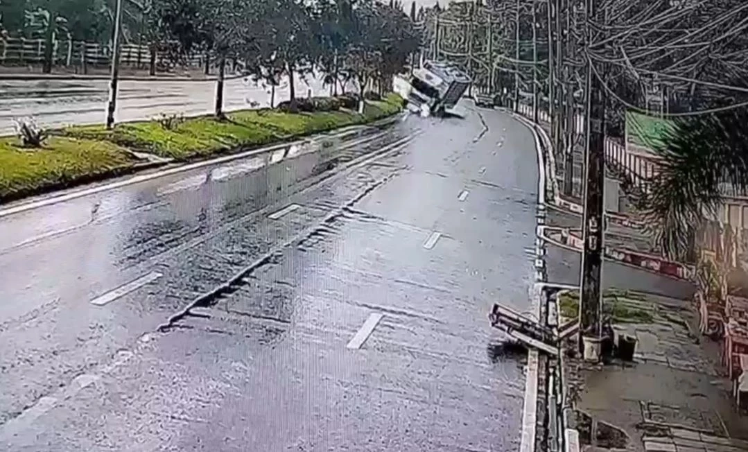 เปิดคลิปรถบรรทุกพลิกคว่ำ เทกระจาดลังไก่เกลื่อนถนน