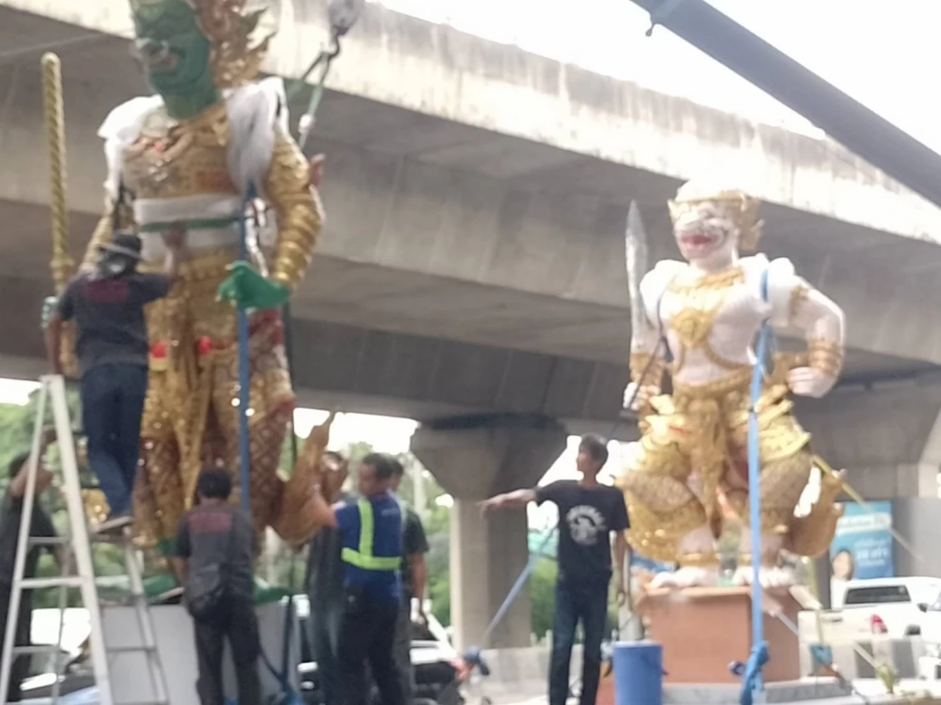 รูปปั้นขนาดยักษ์ ติดสะพานบริเวณถนนพระราม 9