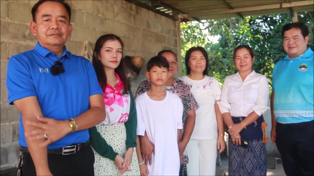 เปิดใจครูน้อง ซื้อกระเป๋าใหม่ให้ลูกศิษย์ ชีวิตสุดสงสาร อยู่ลำพังย่าหลาน