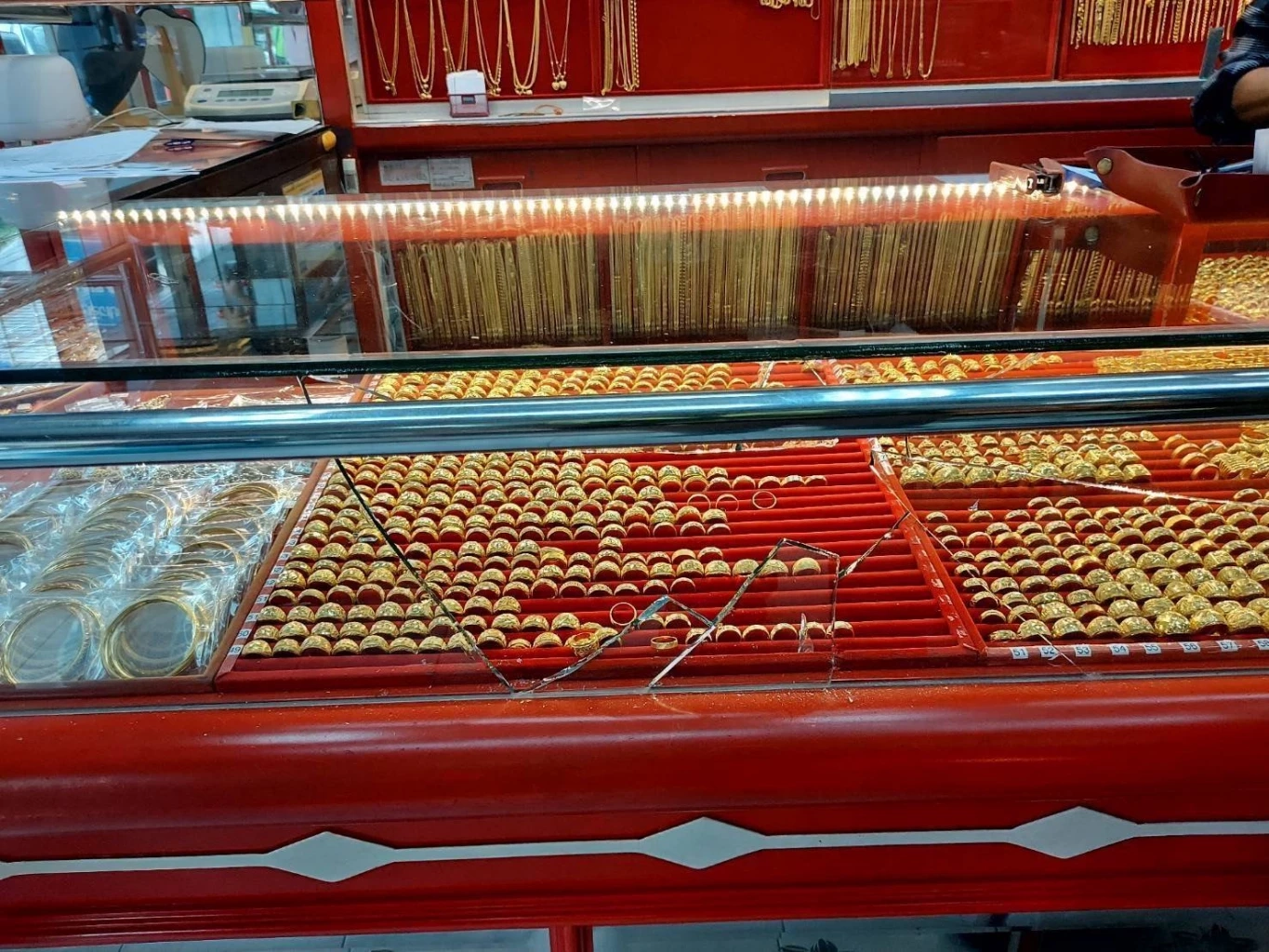 วุ่น ชาวบ้านล้อมจับหนุ่มควงเหล็กแหลมชิงทรัพย์ร้านทอง