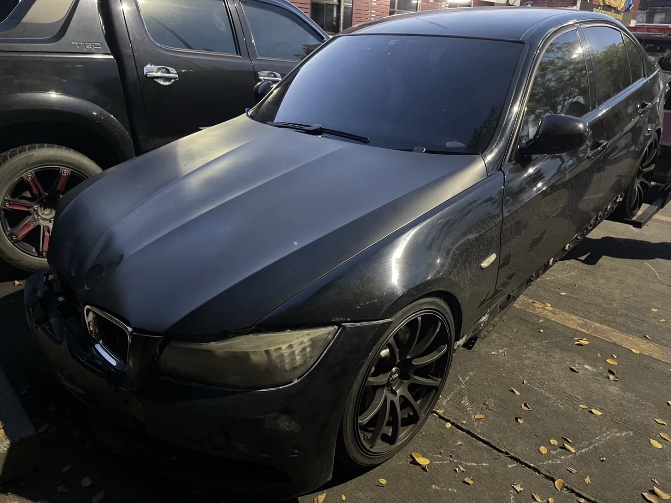 เปิดคลิปหนุ่มคลั่ง ขับรถหรู ไล่หนุ่ม MC แซงได้ย้อนศรพุ่งชน หงายการ์ดป่วยจิต