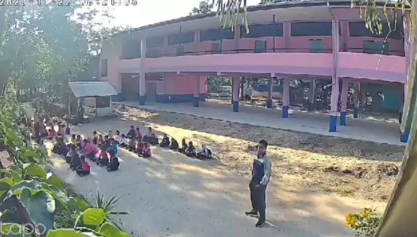 ชายคลั่งถือมีดบุกหน้าเสาธง นักเรียนวิ่งหนีเอาชีวิตรอด ครูถูกฟันเจ็บ