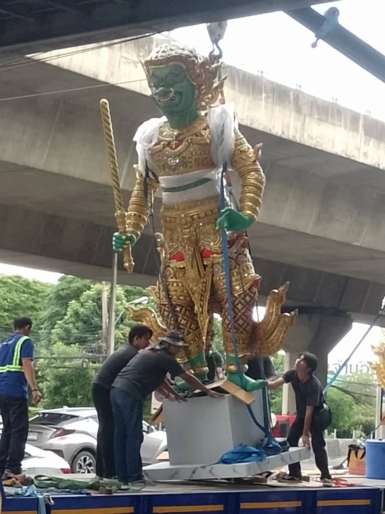 รูปปั้นขนาดยักษ์ ติดสะพานบริเวณถนนพระราม 9