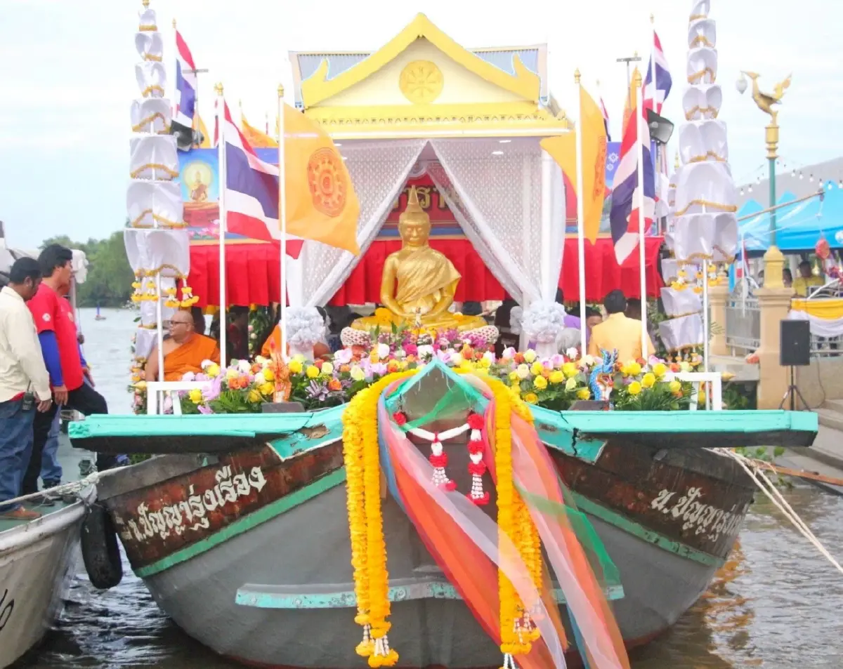 เริ่มวันแรก แห่หลวงพ่อโสธรทางน้ำ ปีที่ 133 ให้ปชช.-นทท.ได้สักการะขอพร