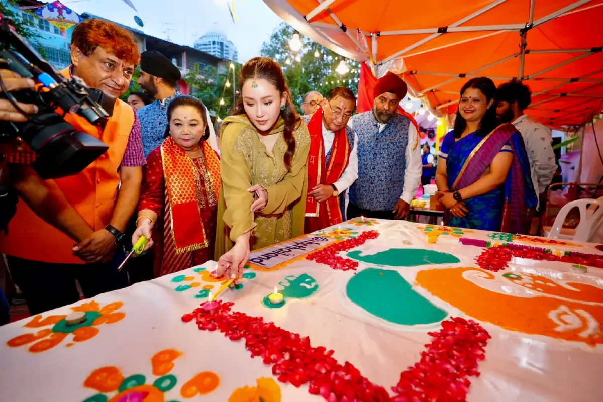 ควง รมต.เพื่อไทย สวมชุดอินเดีย ร่วมเทศกาลแห่งความสุข “ดิวาลี” ย่านพาหุรัด