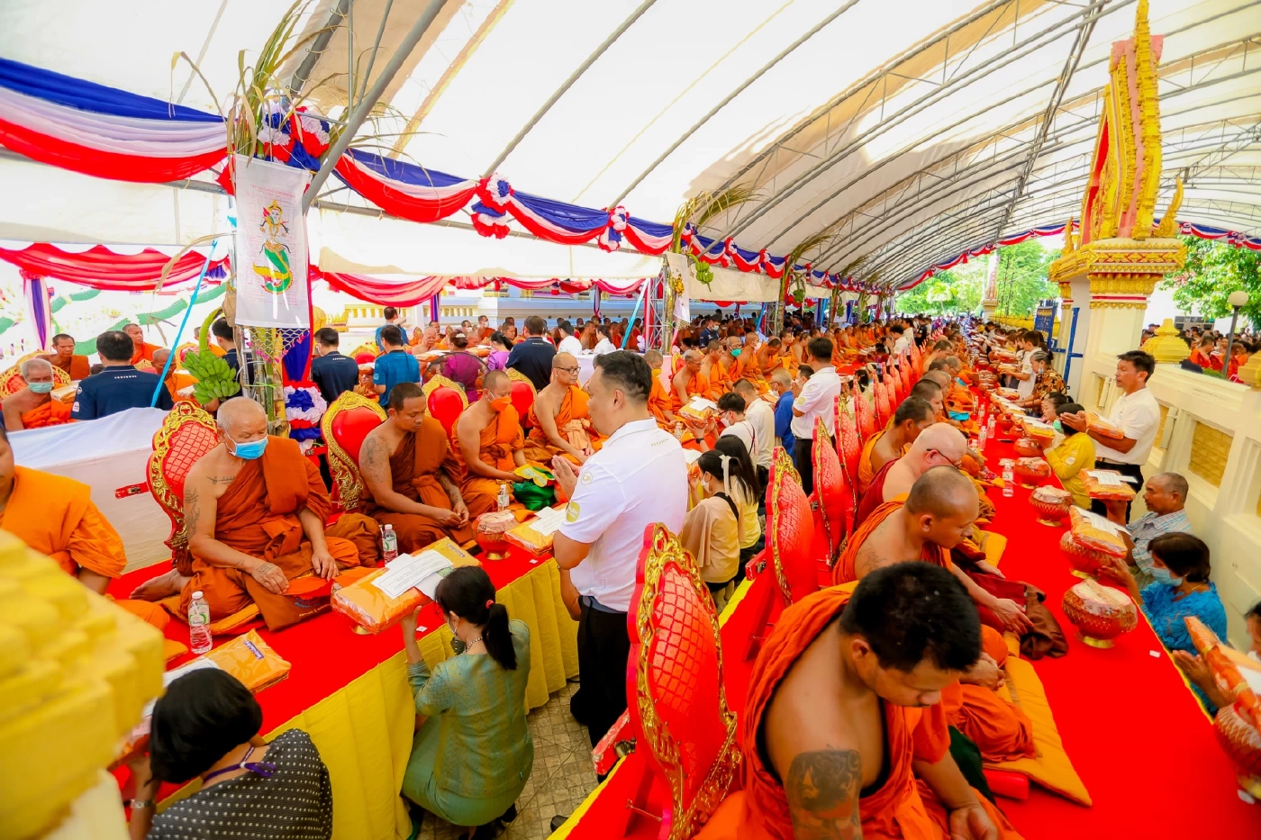 ลุงเนวิน นำชาวบุรีรัมย์ ร่วมทำบุญทอดกฐินโจร 371 วัด ที่ยังไม่มีเจ้าภาพ