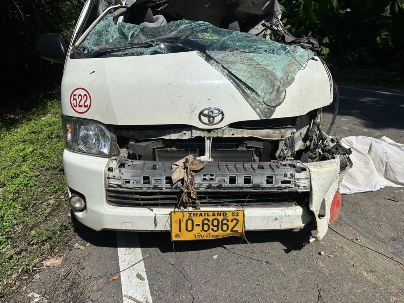 รถตู้ 'เชียงใหม่-แม่ฮ่องสอน' ยางระเบิดพลิกคว่ำ นทท.ดับ 2 ราย บาดเจ็บระนาว