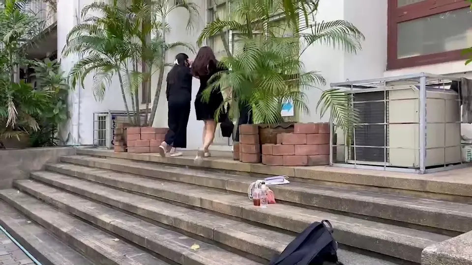 ญาติ นำเสื้อผ้า มาเปลี่ยนให้ "ดีเจโก กรีนเวฟ" ขณะผลชันสูตรเสร็จสิ้นแล้ว