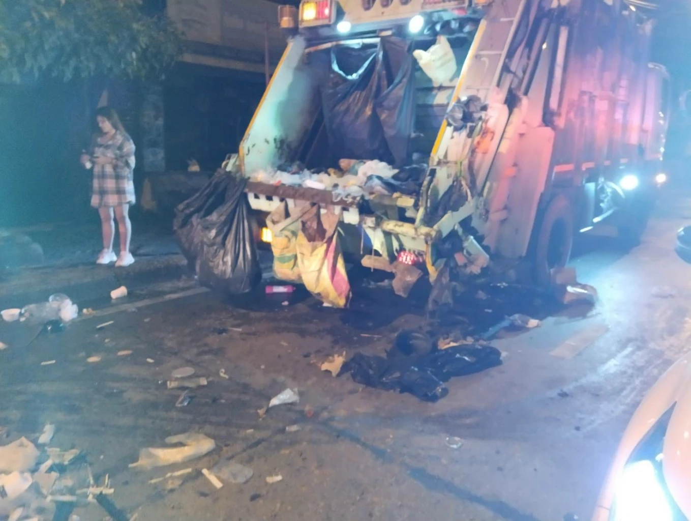 "ว่าน ธนกฤต" ซิ่งเก๋งพุ่งชนท้ายรถเก็บขยะตอนเช้ามืด มีผู้บาดเจ็บ 2 คน