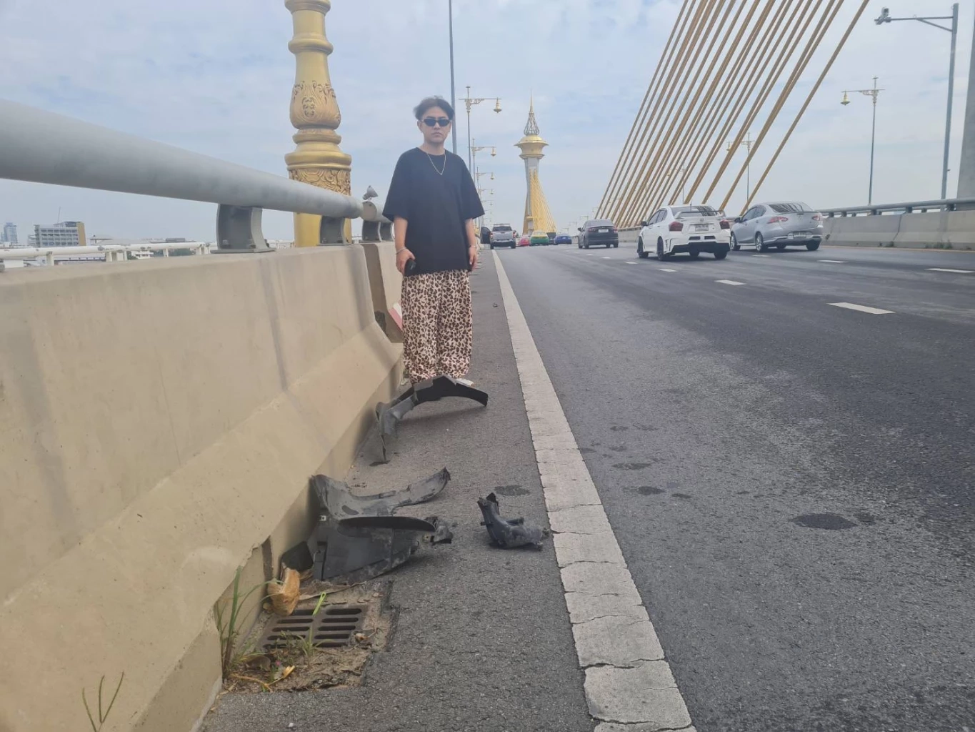 เปิดคลิปหนุ่มคลั่ง ขับรถหรู ไล่หนุ่ม MC แซงได้ย้อนศรพุ่งชน หงายการ์ดป่วยจิต