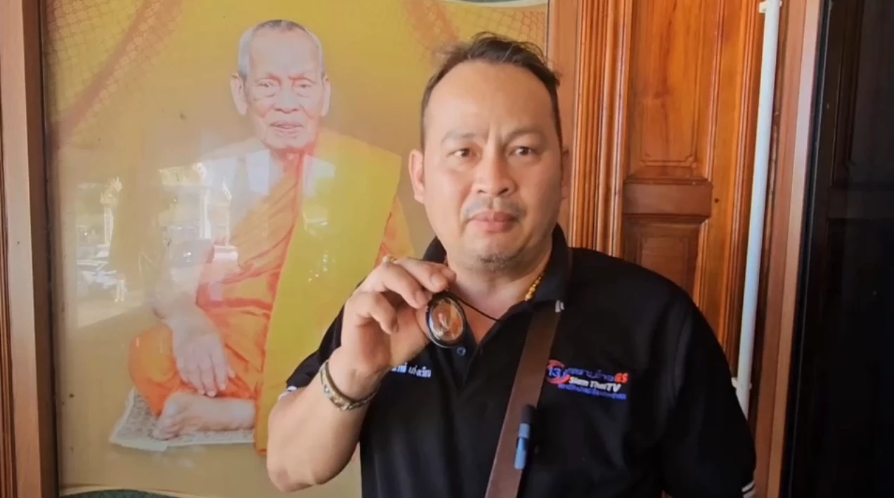 ชาวบ้านแห่เก็บเหรียญ 'หลวงพ่อพัฒน์' เป็นที่ระลึก