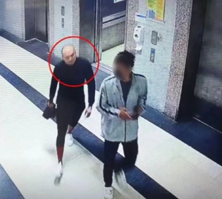 เสี่ยแป้ง (ในวงกลม) ขณะหลบหนี