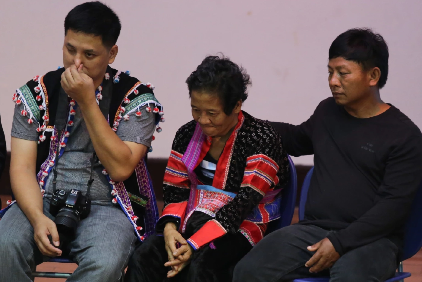 (คนกลาง) "นางนาปอย ป่าแส" แม่ของ "ชัยภูมิ ป่าแส" 