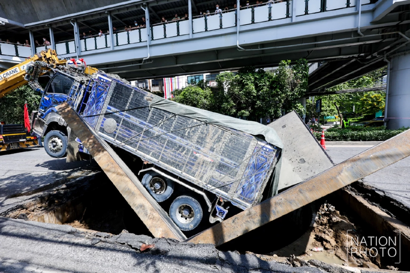 กทม. เตรียมเอาผิด "สิบล้อ-ไซต์งานต้นทาง" ทำถนนปากซอยสุขุมวิท 64/1 ทรุด