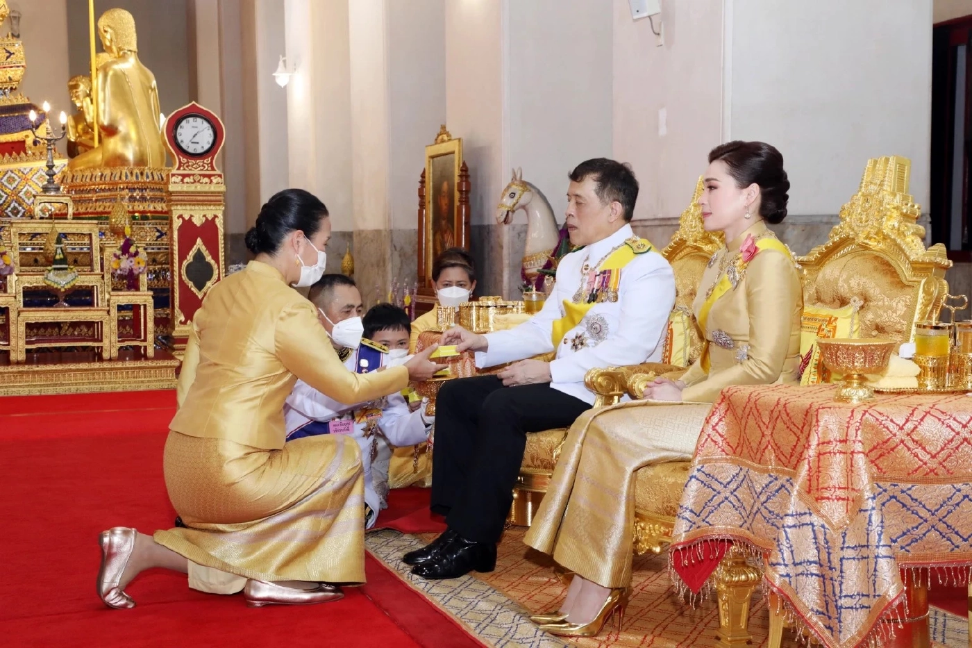 ในหลวง พระราชินี ทรงบำเพ็ญพระราชกุศลถวายผ้าพระกฐิน วัดมหาธาตุ