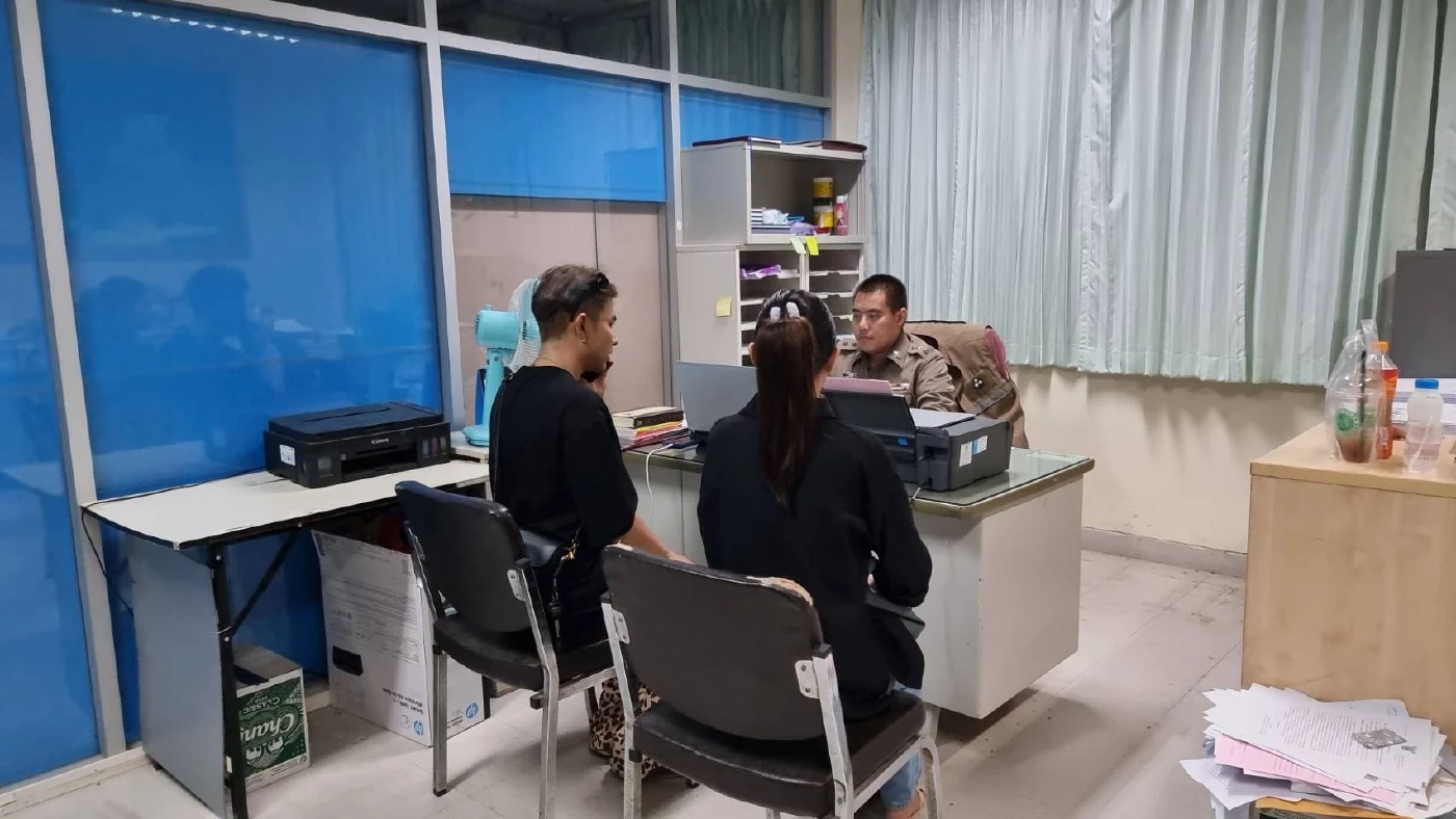 เปิดคลิปหนุ่มคลั่ง ขับรถหรู ไล่หนุ่ม MC แซงได้ย้อนศรพุ่งชน หงายการ์ดป่วยจิต