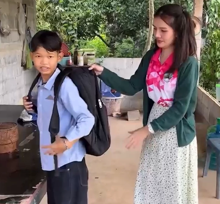 เปิดใจครูน้อง ซื้อกระเป๋าใหม่ให้ลูกศิษย์ ชีวิตสุดสงสาร อยู่ลำพังย่าหลาน