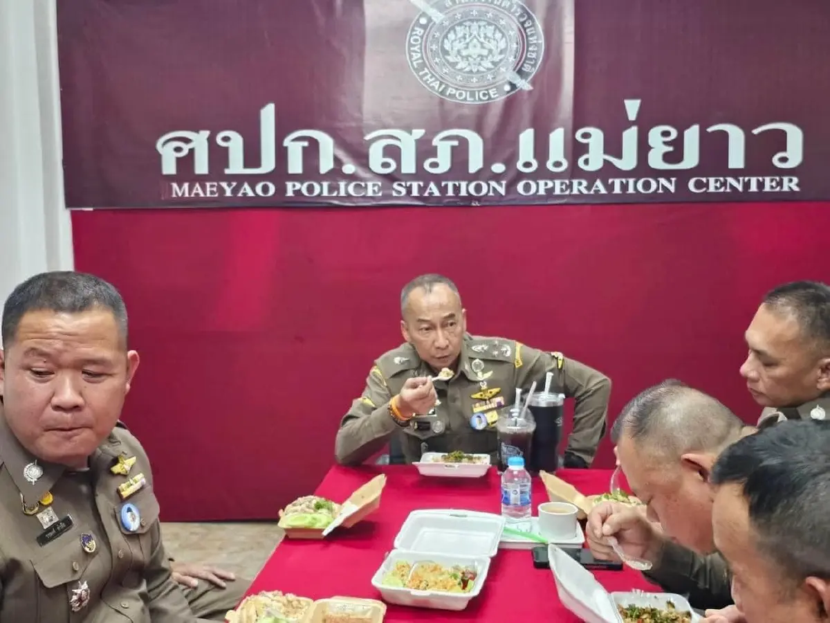 ทำบุญร่วมชาติ "บิ๊กต่อ-บิ๊กโจ๊ก" ทอดกฐินสามัคคี วัดห้วยปลากั้ง (มีคลิป)