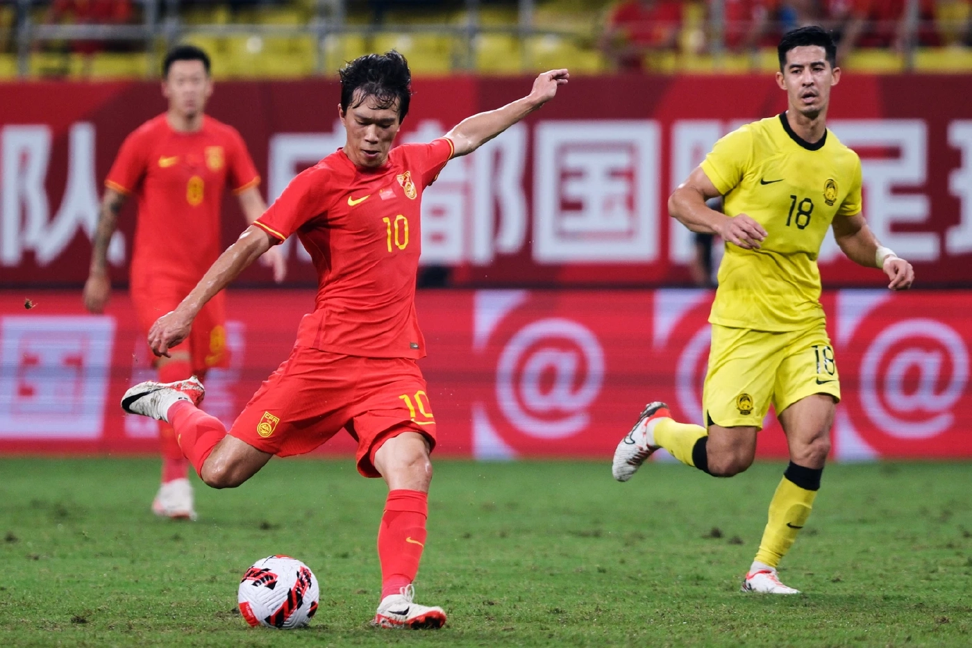 ซี่ เผิง เฟย ดาวเตะจาก อู่ฮั่น