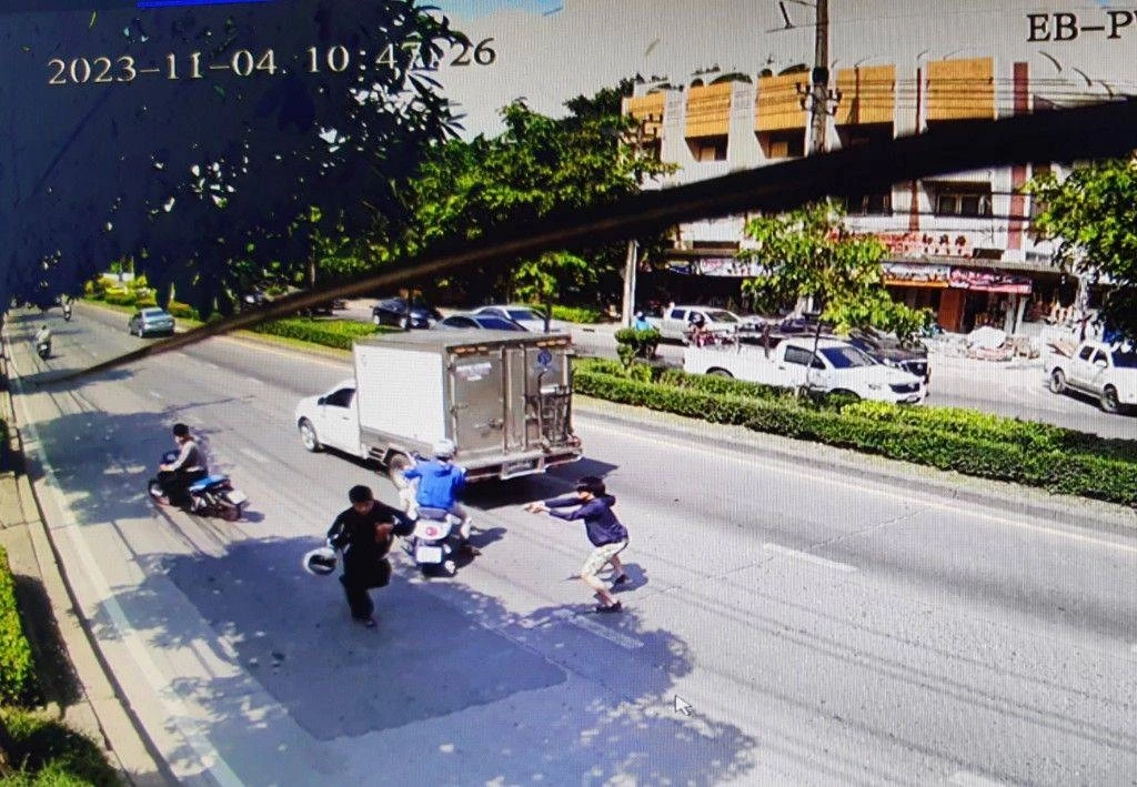 ตร.ประเวศ ตามรวบ"แฝดนรก" ประกบดูหัวเข็มขัด ยิงดับหนุ่มวัย 19 ปี