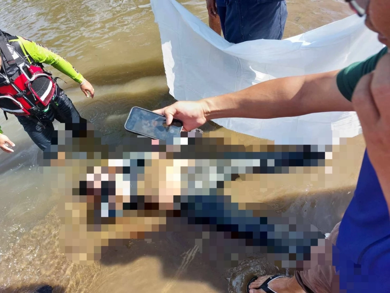 ปลัดอำเภอขับรถตกฝายดับ 1 รอด 1 ตร.สงสัยมีแผลถูกยิงที่ศีรษะ