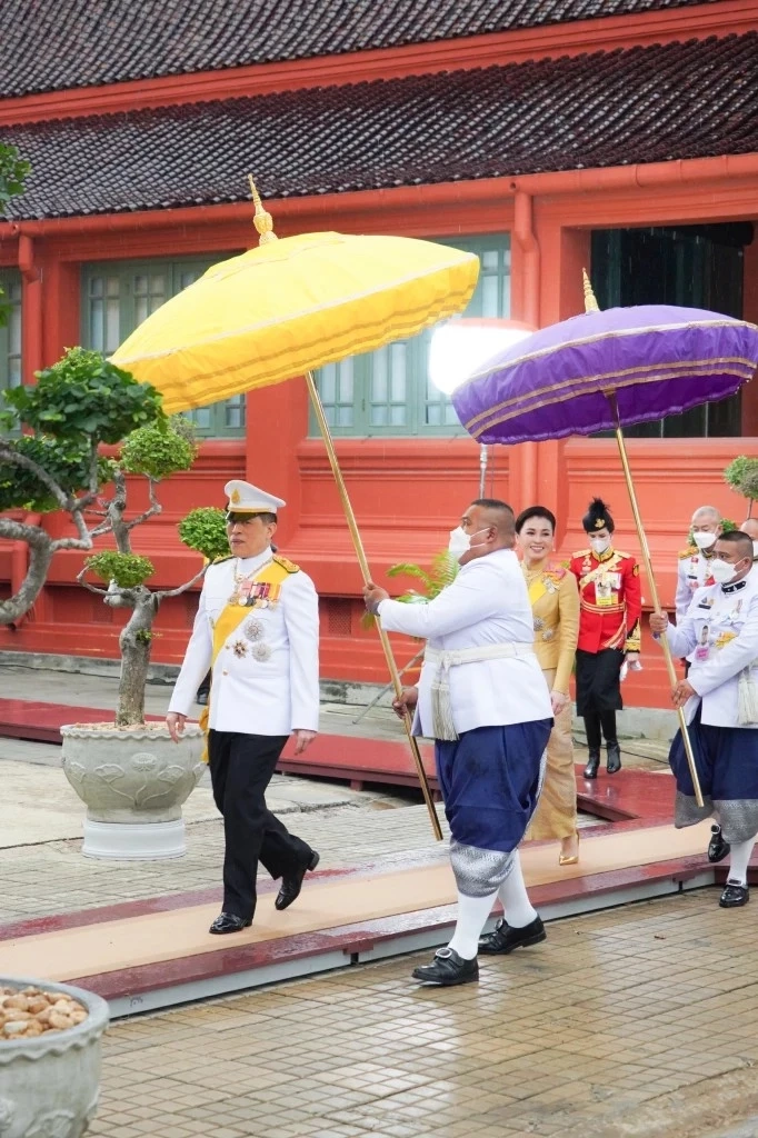 ในหลวง พระราชินี ทรงบำเพ็ญพระราชกุศลถวายผ้าพระกฐิน วัดมหาธาตุ