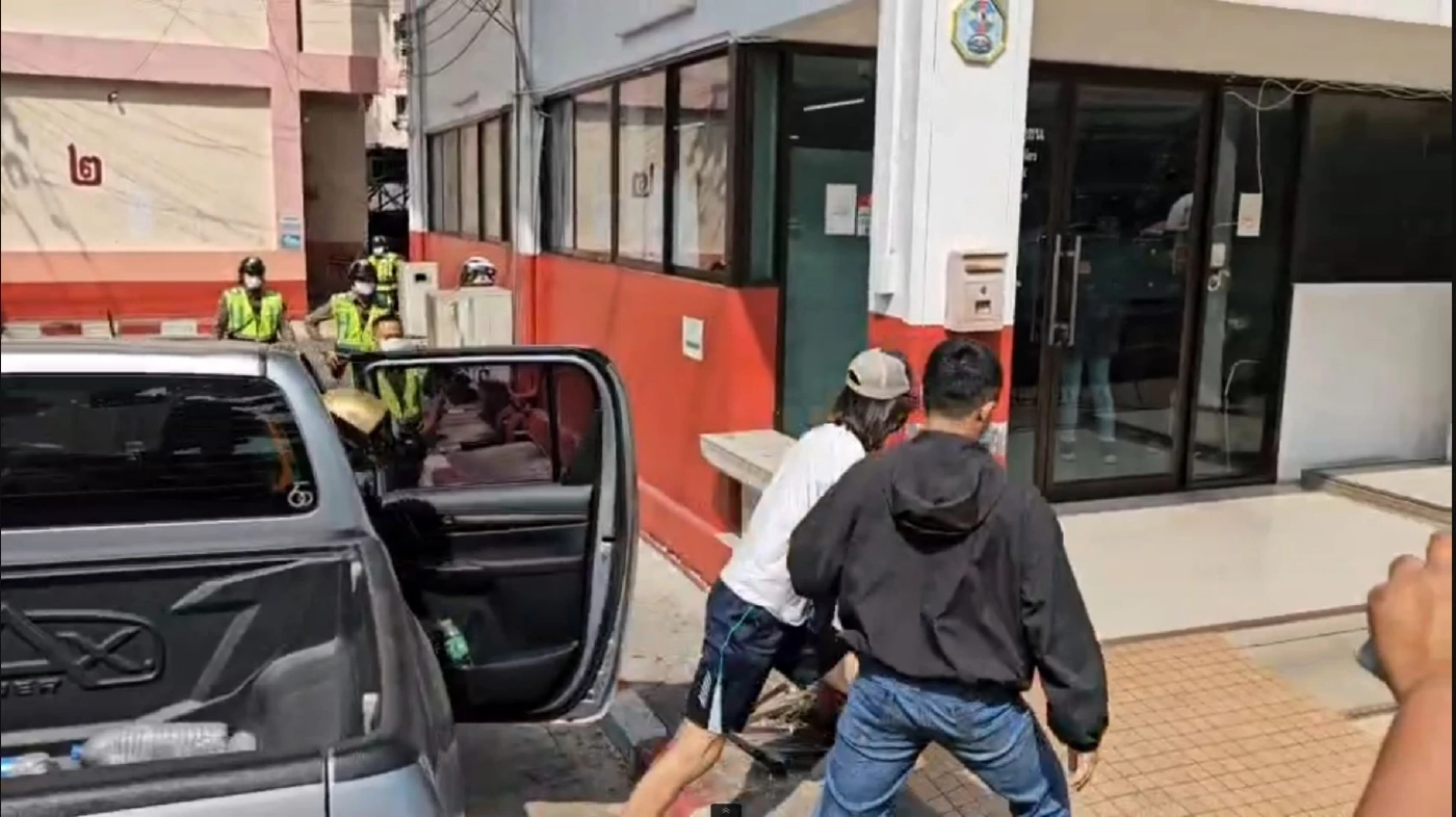 นายธนากร (สงวนนามสกุล) หรือ "อ๊อฟ"" อายุ 18 ปี คนที่นั่งซ้อนท้ายจักรยานยนต์อีกคัน 