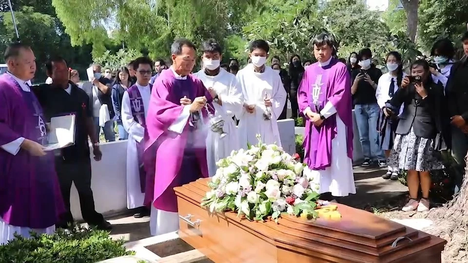 พิธีมิสซาปลงศพ “ครูเจี๊ยบ” ญาติพี่น้อง ร่วมอาลัย