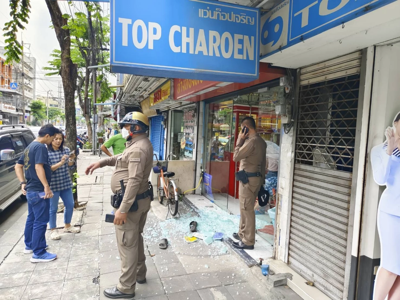 วุ่น ชาวบ้านล้อมจับหนุ่มควงเหล็กแหลมชิงทรัพย์ร้านทอง