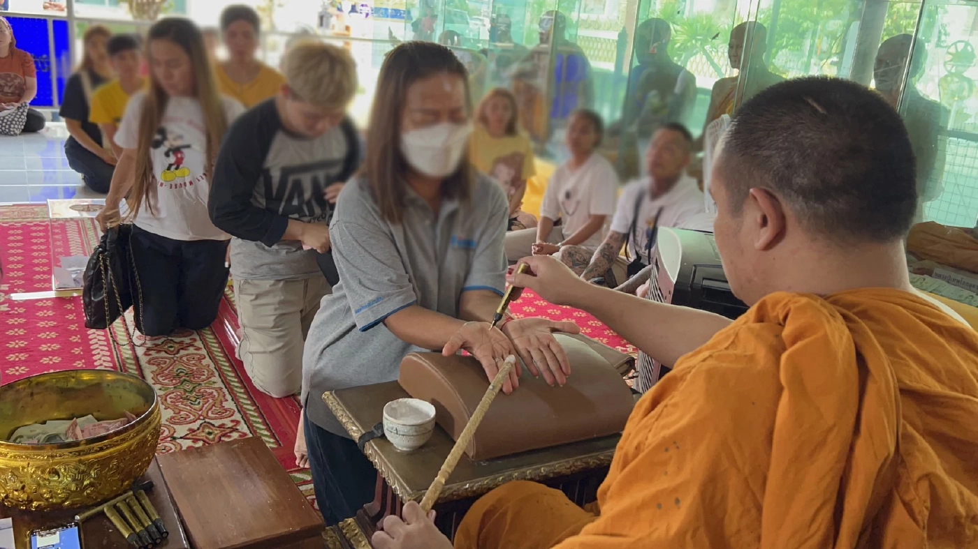 แห่อาบน้ำมนต์ เจิมมือ สะเดาะเคราะห์ หวังรับโชค