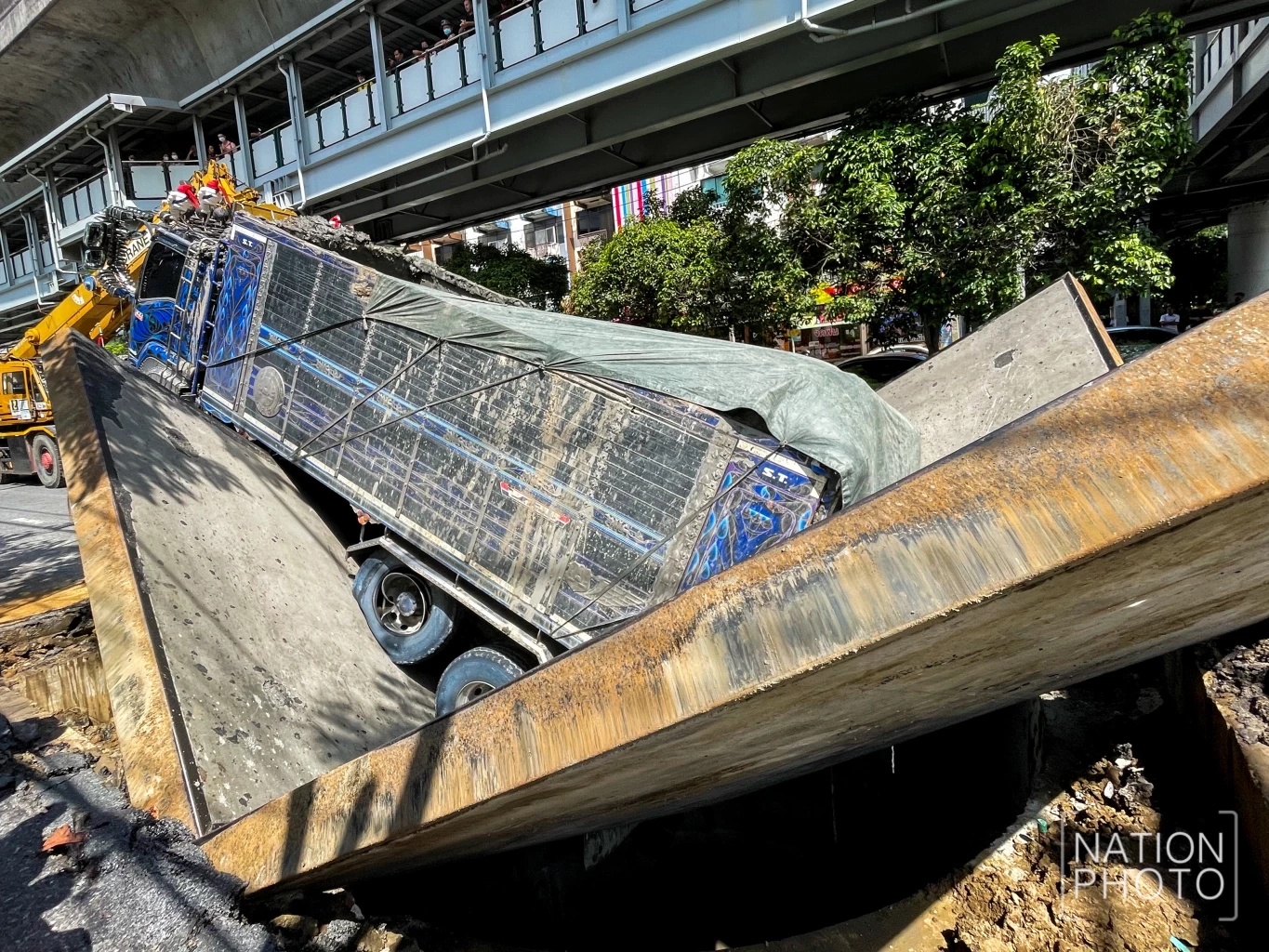 กทม. เตรียมเอาผิด "สิบล้อ-ไซต์งานต้นทาง" ทำถนนปากซอยสุขุมวิท 64/1 ทรุด