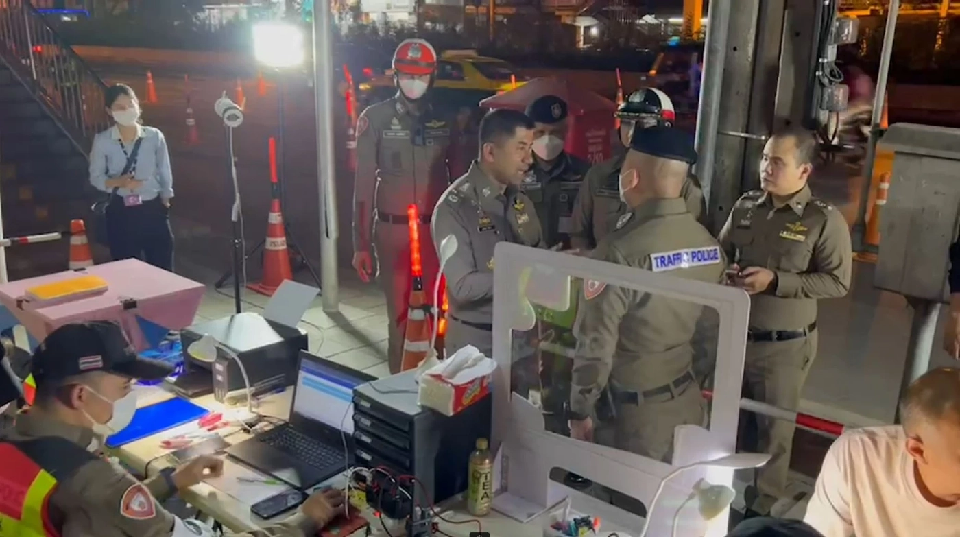 รองฯโจ๊ก ลุยตรวจด่านเมาแล้วขับ “บ่อนไก่-เรือนจำคลองเปรม”