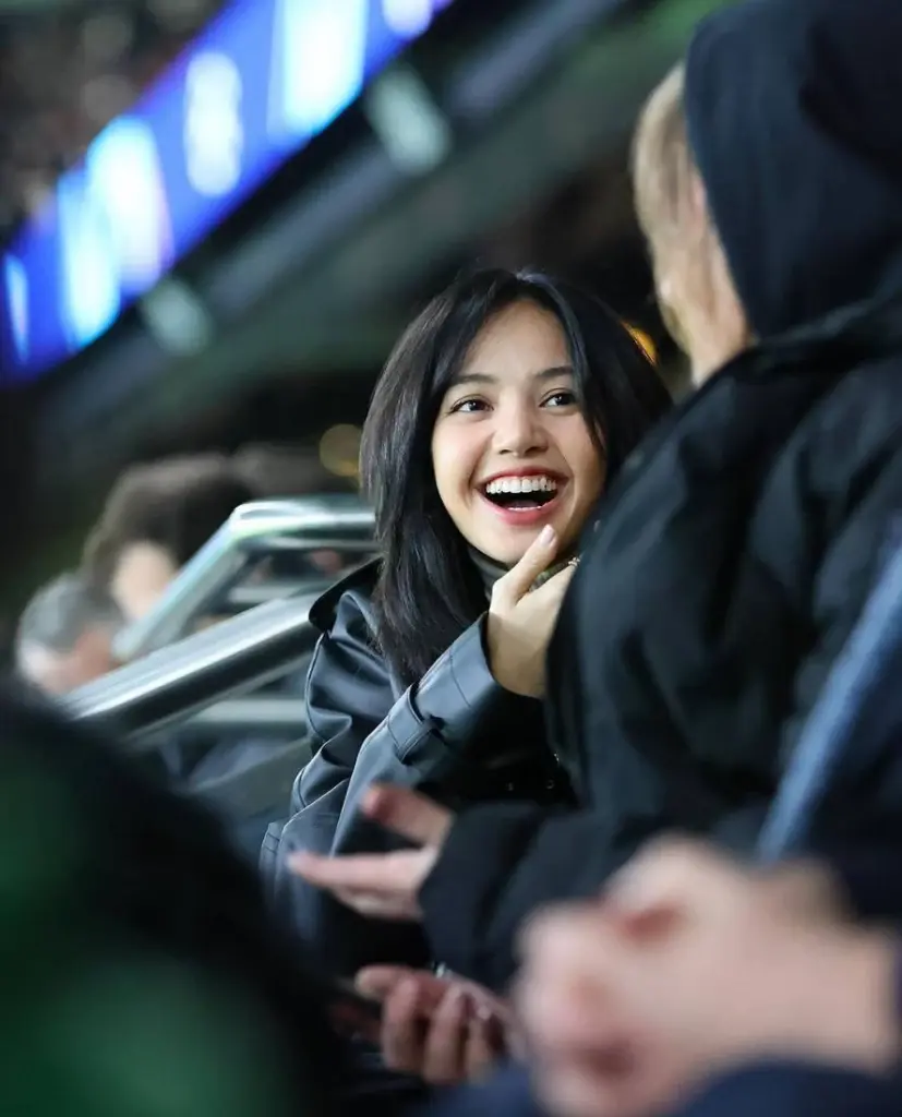 สุดปัง ลิซ่า BLACKPINK รับมอบเสื้อสุดพิเศษตัวเดียวในโลกจาก สโมสร PSG