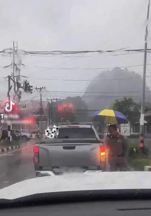 โซเชียลชื่นชม ฝนตกหนัก ตร.เห็นแก่ความเป็นมนุษย์ กางร่มพาผู้ต้องหาไปนั่งในรถ