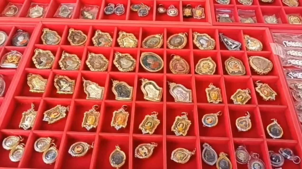 ชาวบ้านแห่เก็บเหรียญ 'หลวงพ่อพัฒน์' เป็นที่ระลึก