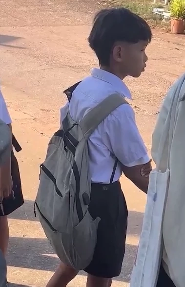 เปิดใจครูน้อง ซื้อกระเป๋าใหม่ให้ลูกศิษย์ ชีวิตสุดสงสาร อยู่ลำพังย่าหลาน