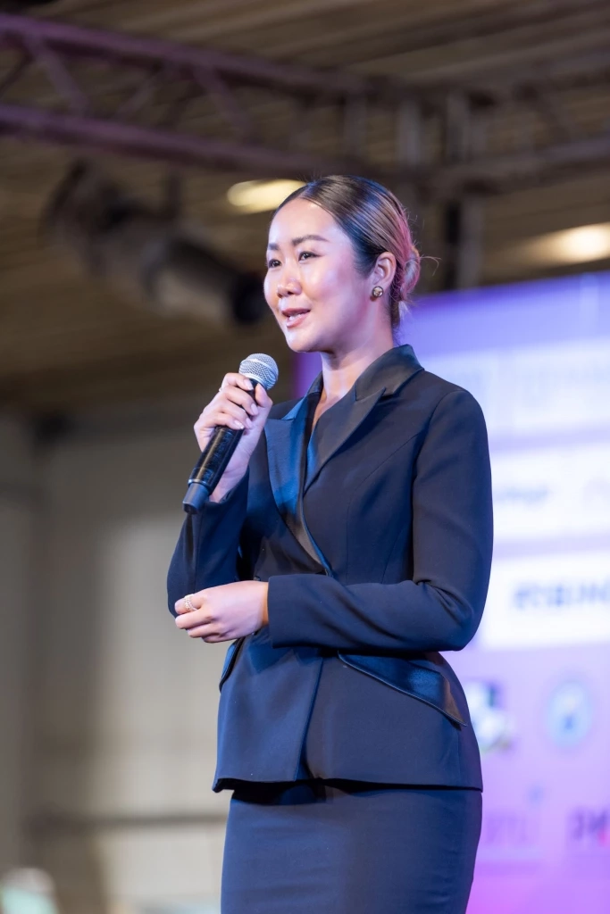 คุณไหมฟ้ารดา ธัชรัชตะอนันต์ ประธานเจ้าหน้